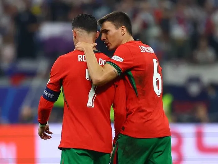 Palhinha an ủi đội trưởng Ronaldo sau cú sút phạt đền bất thành trước Slovenia