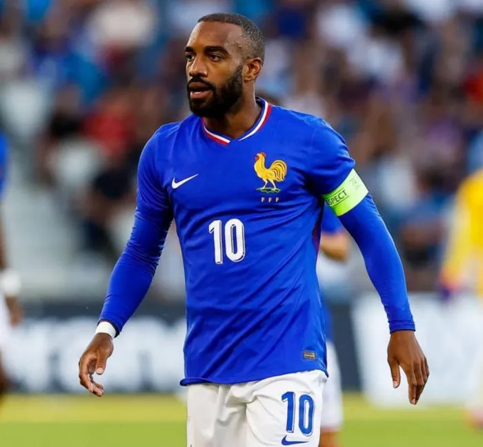 Lacazette (33 tuổi) sẽ đeo băng thủ quân của Pháp tại Olympic.